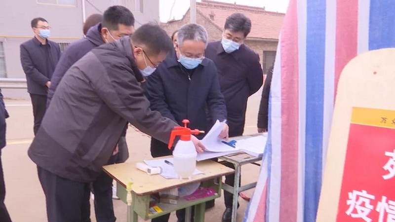 1月26日,市委常委,市纪委书记,市监委代主任曹晓亮深入我县开展节前